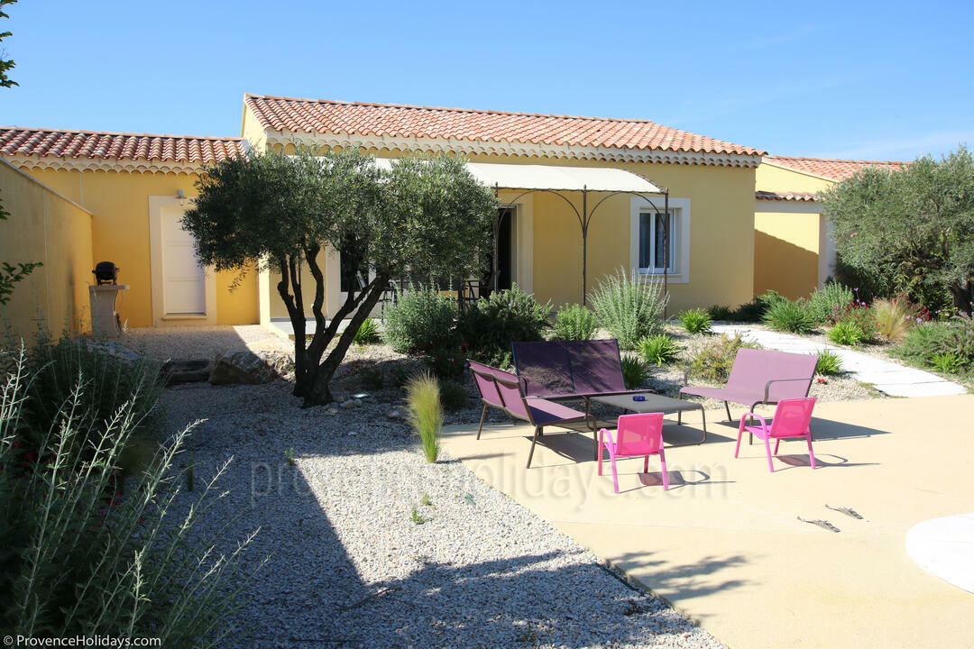 Stunning Holiday Home with Heated Pool near the Mont Ventoux 16 - Chez Nathalie: Villa: Exterior