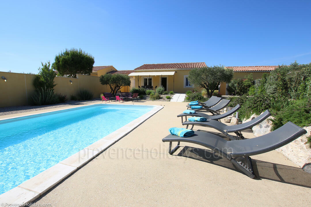 Stunning Holiday Home with Heated Pool near the Mont Ventoux 16 - Chez Nathalie: Villa: Pool