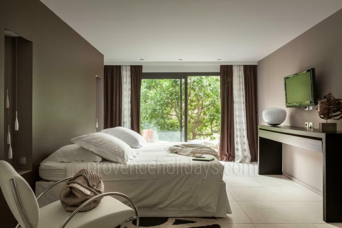 24 - Le Venasque: Villa: Bedroom