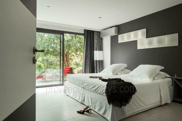 24 - Le Venasque: Villa: Bedroom