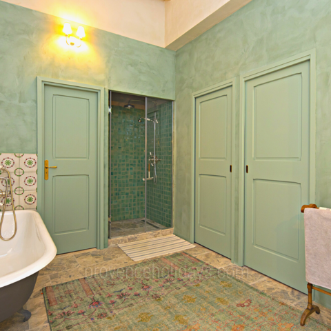 Die Villa Dahlia kombiniert einen farbenfrohen provenzalischen Stil mit einer Vintage-Ästhetik und modernen Annehmlichkeiten.