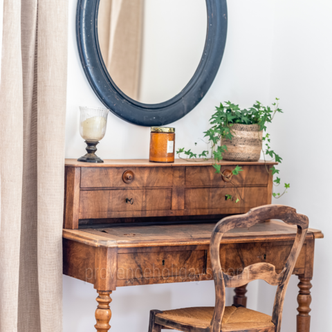 Imagine sitting at this rustic dressing table to get ready for a wonderful evening with your loved ones after a long day lounging in the sunshine