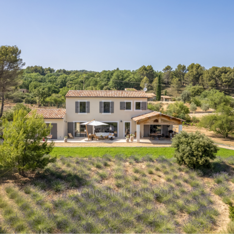 Mas Poulinas is a beautifully renovated holiday rental nestled in the heights of the Luberon, near the charming village of Joucas.