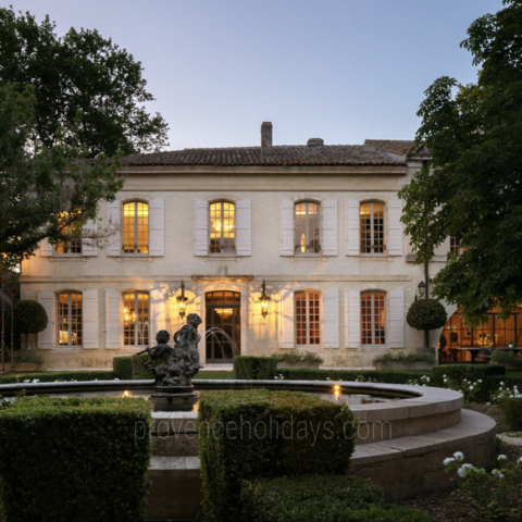 The Mas de Maussane is a beautiful property which, over generations, has become a luxury residence with gardens built around large plane trees and fountains.