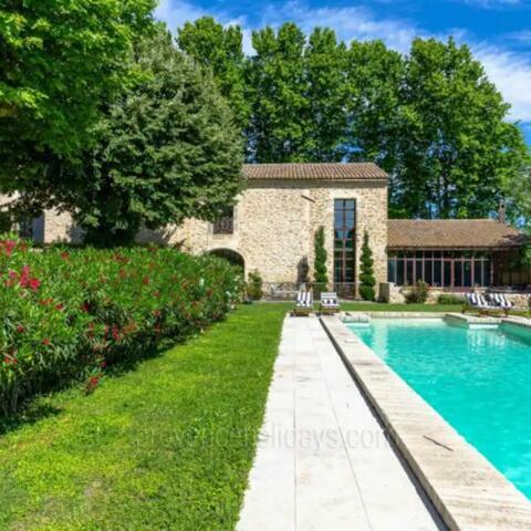 Ref: ENT-015 - In the countryside of Entraigues-sur-la-Sorgue, this beautiful mas rests between fields and the banks of the Sorgue without any vis-à-vis. Recently restored, it has all the comforts of today whilst keeping its Provencal charm.