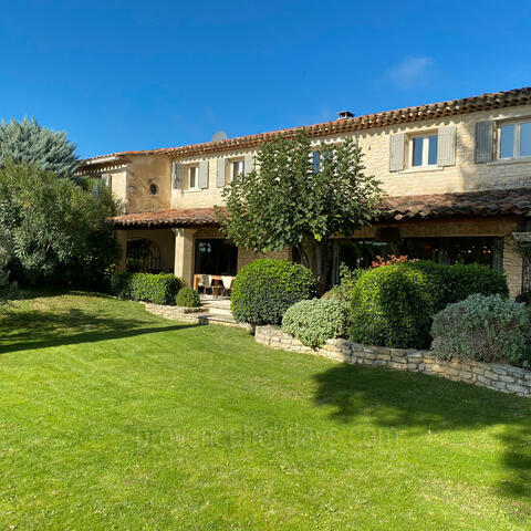 Ref: JOU-042 - This entirely renovated farmhouse sleeps up to 8 guests in Joucas, in the Luberon. With a heated swimming pool, stylish interior, outdoor kitchen and panoramic views.
