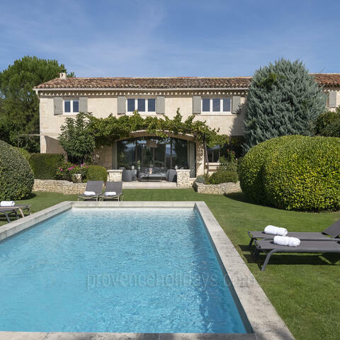 Ref: JOU-044 - This recently renovated property sleeps up to 6 guests in 3 comfortable bedrooms. With a private pool, stylish interiors and beautiful indoor-outdoor living spaces, all just 600m away from the centre of Joucas, in the Luberon.