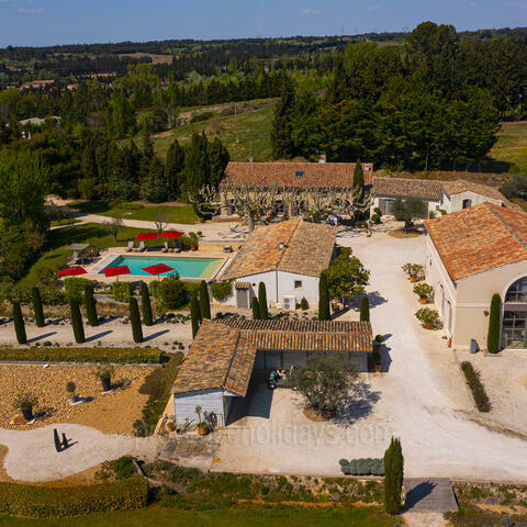 Ref: PH-0314 - This incredibly luxurious property sleeps up to 18 people in 9 comfortable bedrooms. Situated in the heart of the Alpilles countryside, this lovely farmhouse offers air conditioning throughout, a heated pool and more!
