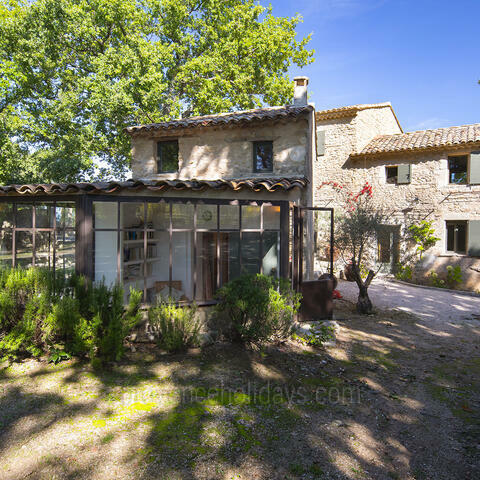Ref: PH-0371 - This superbly restored stone hamlet is set on a wooded hilltop with beautiful views over vineyards and the Luberon. With a main house with four bedrooms, an annex with two further bedrooms and a heated swimming pool.