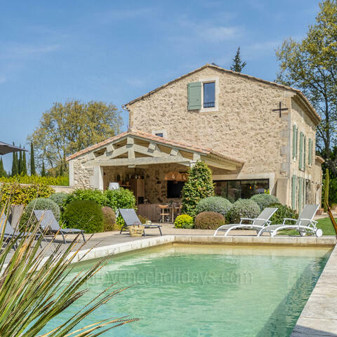 With a private pool, large outdoor kitchen, a boules court and air conditioning throughout, this charming holiday rental is close to the popular village of Saint-Andiol in the Alpilles.