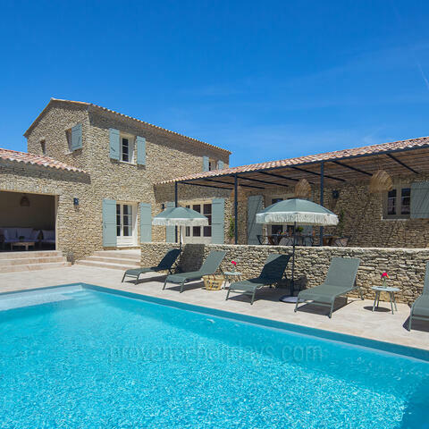 This recently renovated holiday rental offers a private pool, shaded terrace with dining area and summer lounge, close to the popular Luberon village of Gordes.