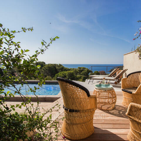 Located in Giens, this refined holiday rental has a private pool and is less than 1km from the beach.