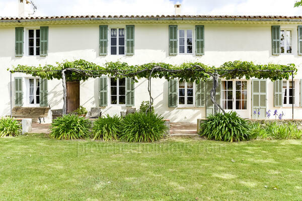 Spacious Villa with Pool House 15 minutes from the Beach