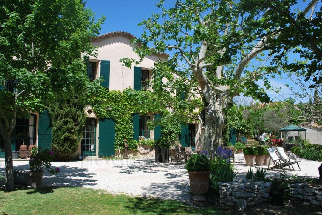 Interior-designed Traditional Provençal Farmhouse Mas de Puyricard: Exterior - 14