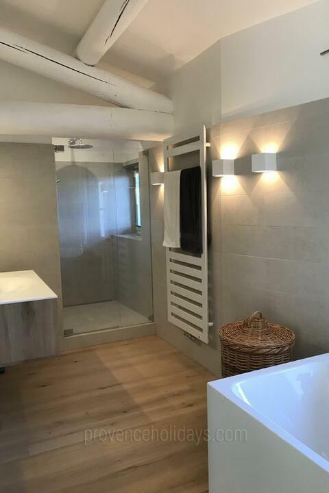 22 - Maison Puyricard: Villa: Bathroom