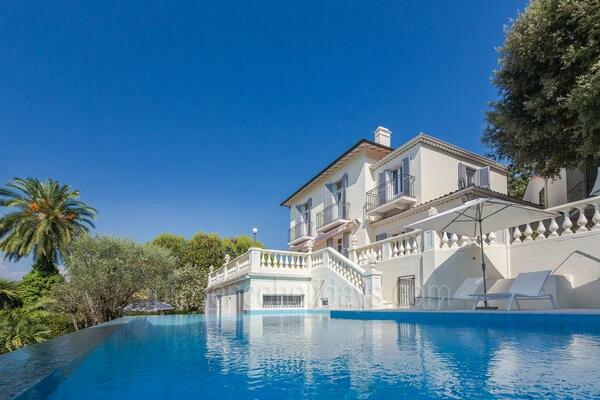 Moderne villa met overloopzwembad aan het strand, Antibes