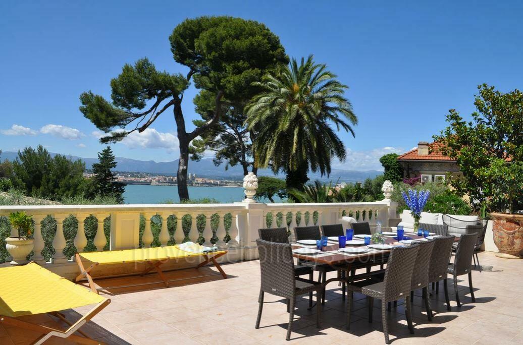 Décoration intérieure d'une villa luxueuse avec sa piscine à débordement  vue mer au Cap d'Antibes - Cabinet d'architecte luxe sur la Cote d'Azur  Provence Alpes-Maritimes - Vielliard & Francheteau Architectures