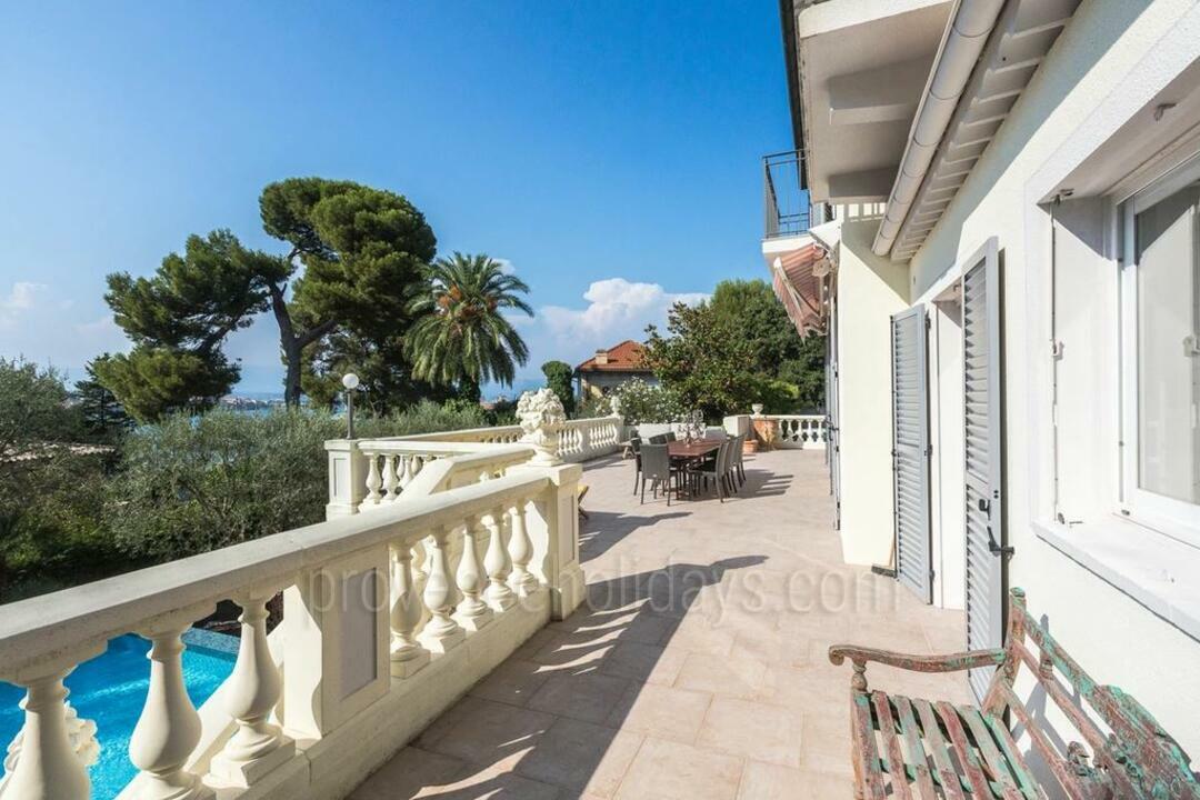 Moderne villa met overloopzwembad aan het strand, Antibes 5 - Villa Cap d\'Antibes: Villa: Exterior