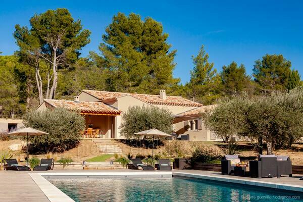 Moderne villa met luxe interieur en verwarmd zwembad