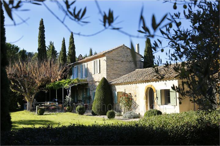 Mas provençal du XIXe siècle situé au milieu des vignes