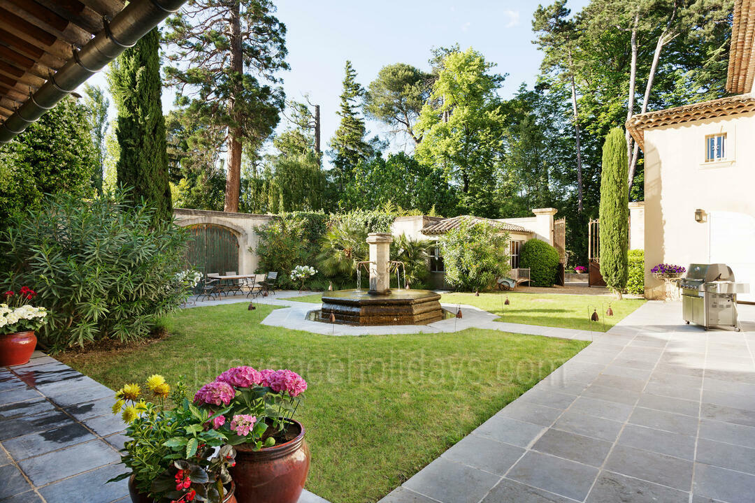 Stunning Estate with Private Tennis Court near Saint-Rémy 20 - Domaine de Provence: Villa: Exterior