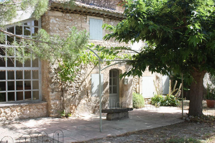Belle propriété avec piscine privée à Eygalières 3 - Mas Art et Soleil: Villa: Exterior