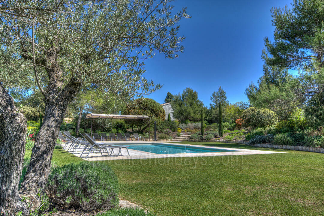 Holiday rental with heated swimming pool in Eygalières 6 - Chez Marie Therèse: Villa: Exterior