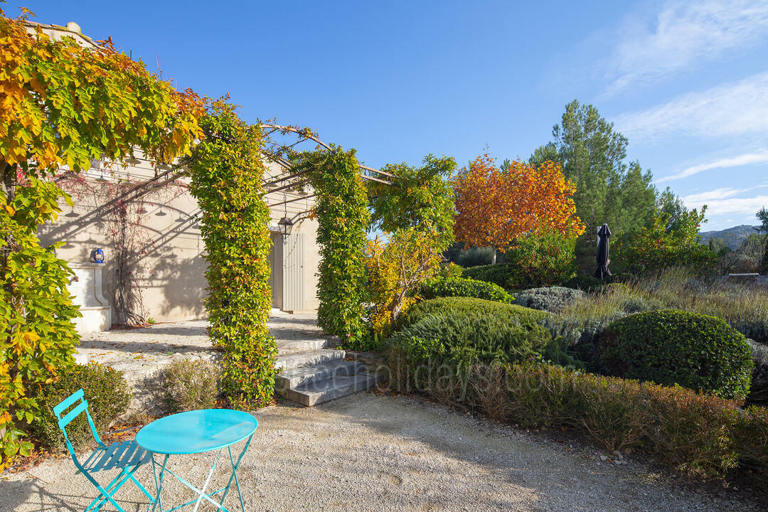 Charming Holiday Rental in Eygalières with a Private Gym Mas des Aupiho: Exterior - 6