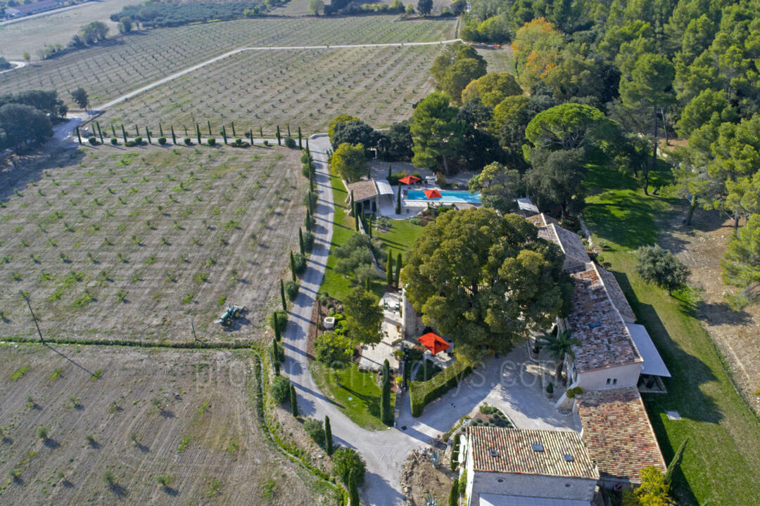 Exceptional Holiday Home with Heated Pool in the Alpilles 5 - Bastide Bernard: Villa: Exterior