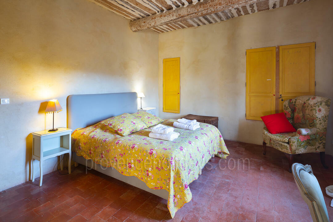 Charming Farmhouse with Infinity Pool in Goult 7 - Mas Luberon: Villa: Bedroom