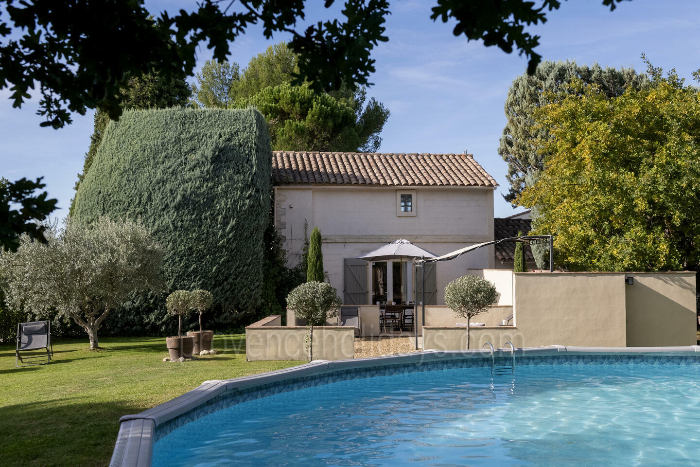 Fully-Renovated Cottage with Heated Pool in Joucas 1 - La Petite Maison: Villa: Pool