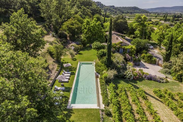 Stunning Holiday Home with Heated Infinity Pool in Ménerbes 2 - Ménerbes Mas: Villa: Exterior