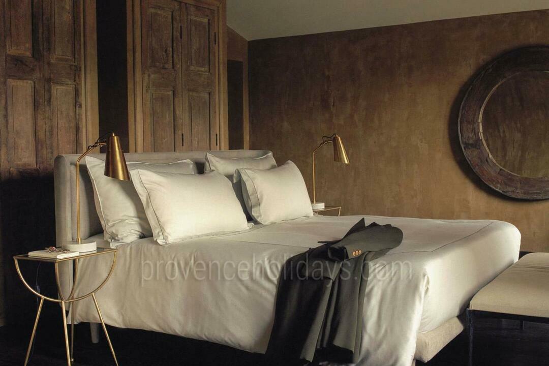 An interior designed luxury holiday home in the Alpilles La Bastide de Maussane: Bedroom - 6