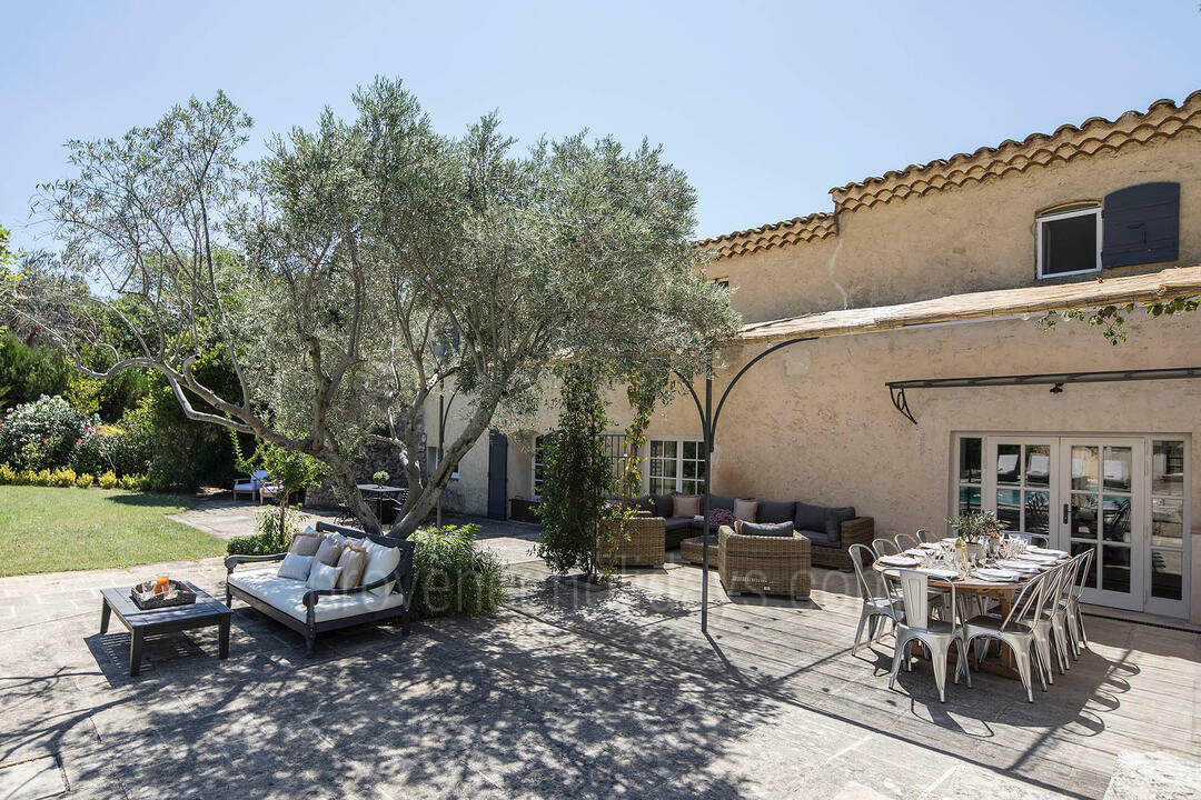Lovingly Restored Mas with Heated Pool in the Alpilles 7 - Mas Mouriès: Villa: Exterior