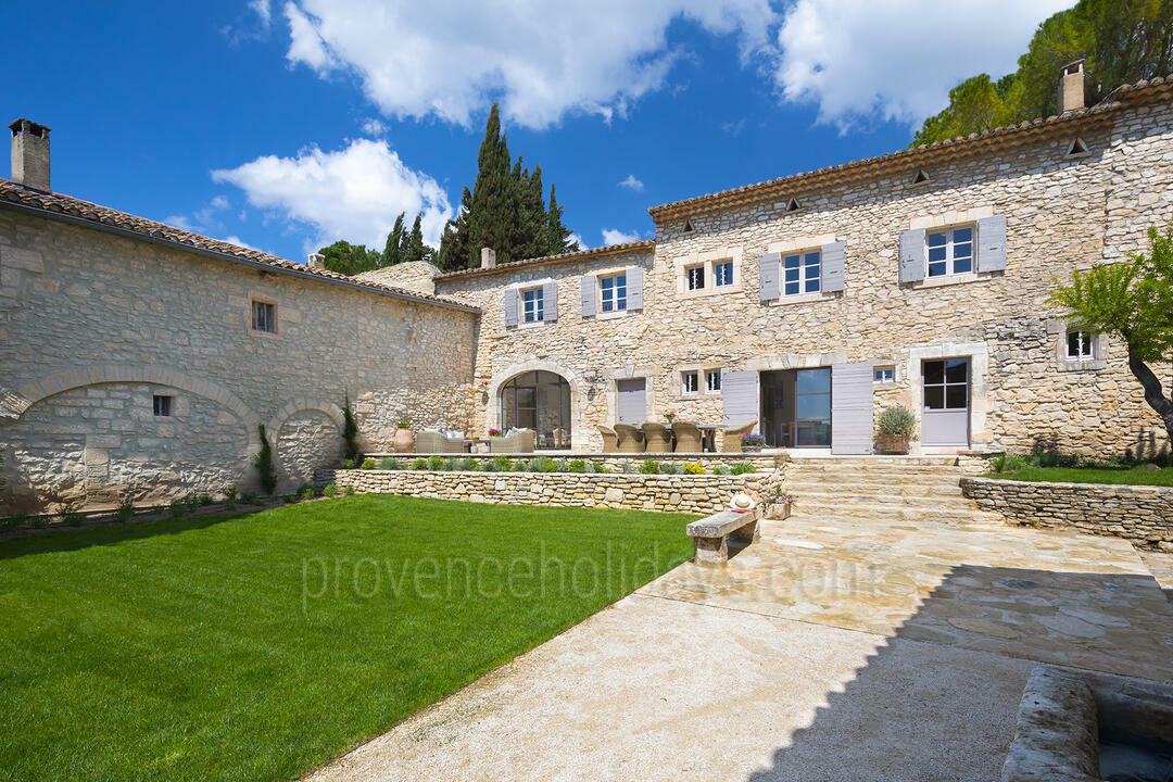 Recently Restored Farmhouse with Heated Pool in the Luberon Mas Vaudois: Exterior - 9