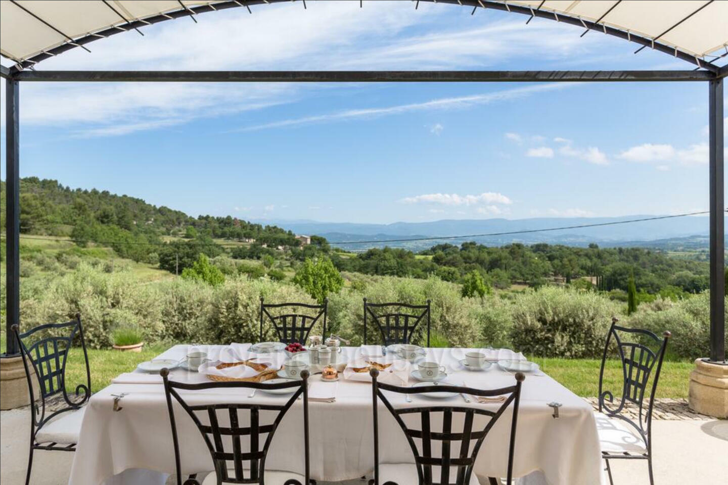 Outstanding Property with Wonderful Views of the Luberon - 3