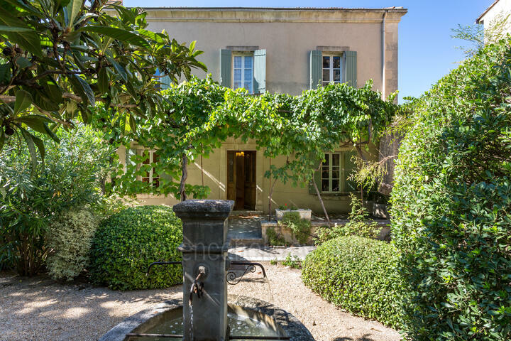 Charming Village House with Heated Infinity Pool Villa Luberon: Exterior - 2