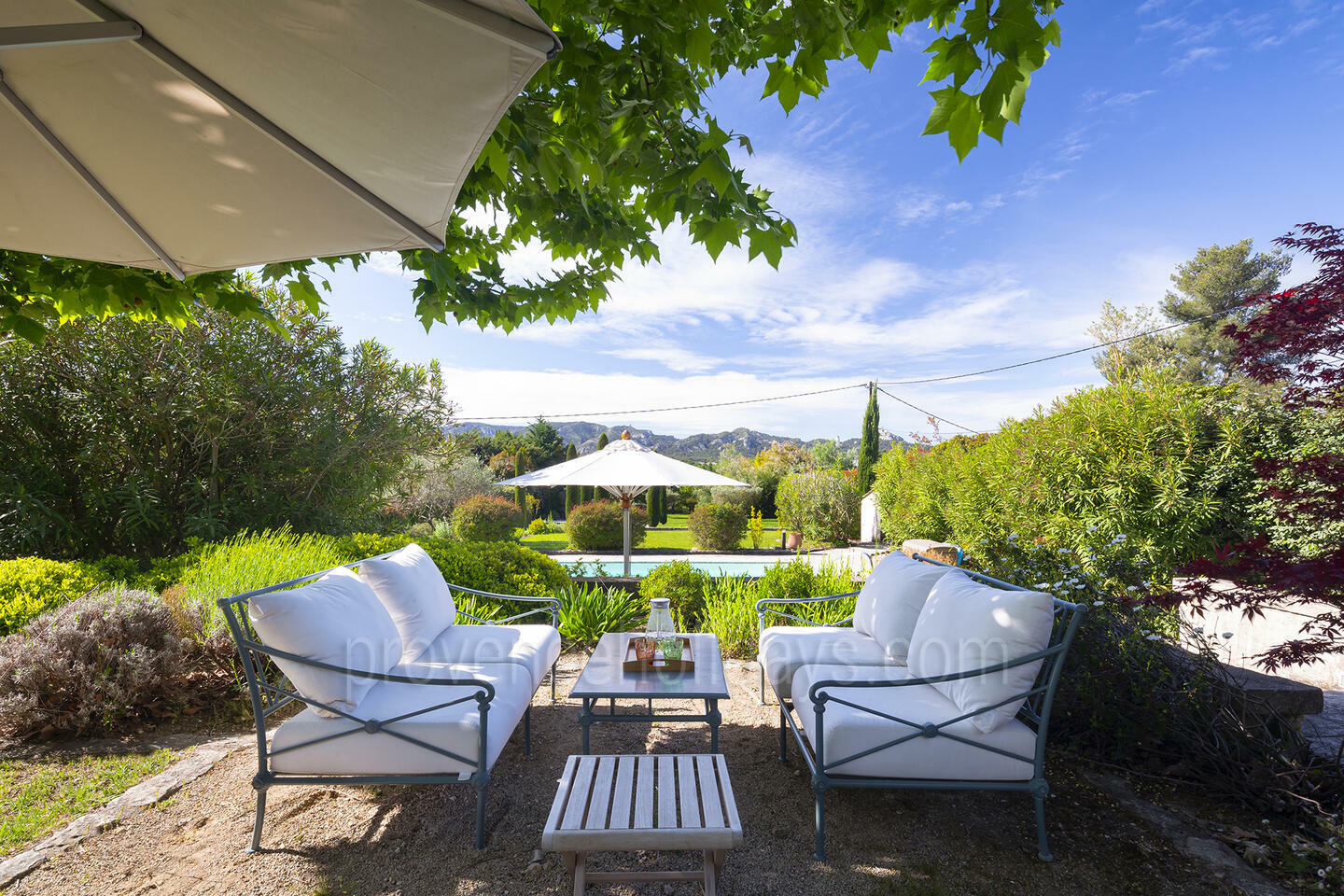 Mooie boerderij met verwarmd zwembad in de Alpilles 1 - Le Mas de Provence: Villa: Exterior