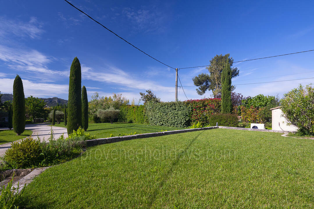 Mooie boerderij met verwarmd zwembad in de Alpilles 4 - Le Mas de Provence: Villa: Exterior