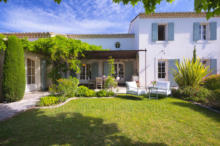 Beautiful Farmhouse with Heated Pool in the Alpilles