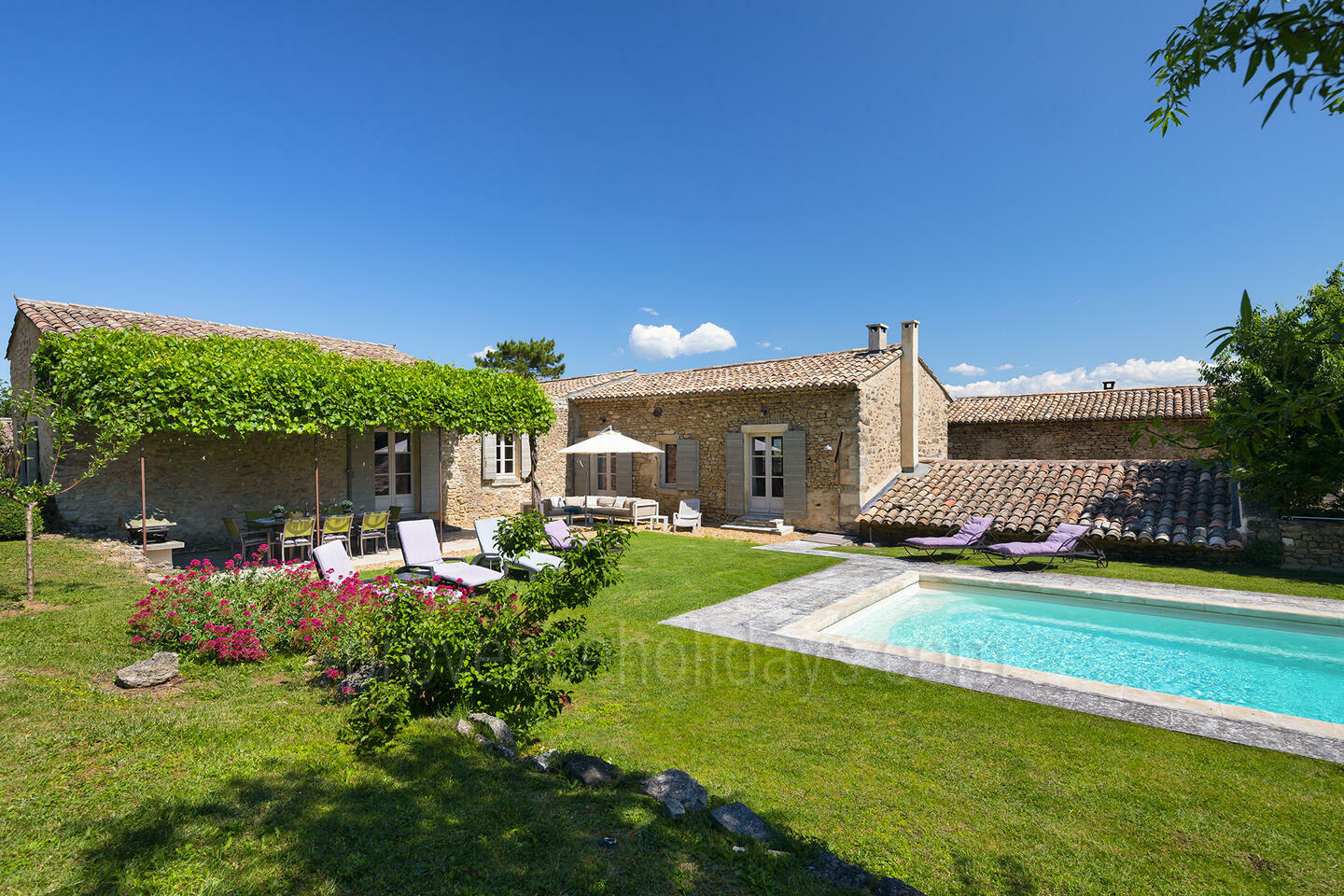 Beautiful Farmhouse with Heated Pool in the Luberon Le Mas de la Treille: Exterior - 12