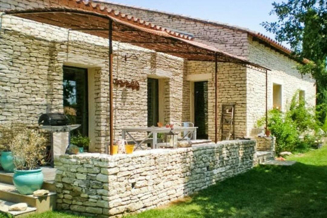 Authentiek Provençaals pand met verwarmd zwembad 6 - La Maison du Chemin: Villa: Exterior