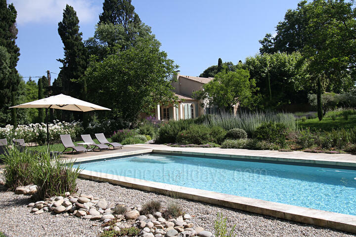 Renovated Farmhouse with Heated Pool in the Alpilles
