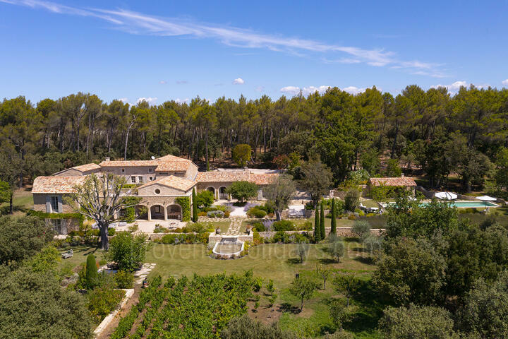 Luxurious Estate with Summer Kitchen in the Luberon