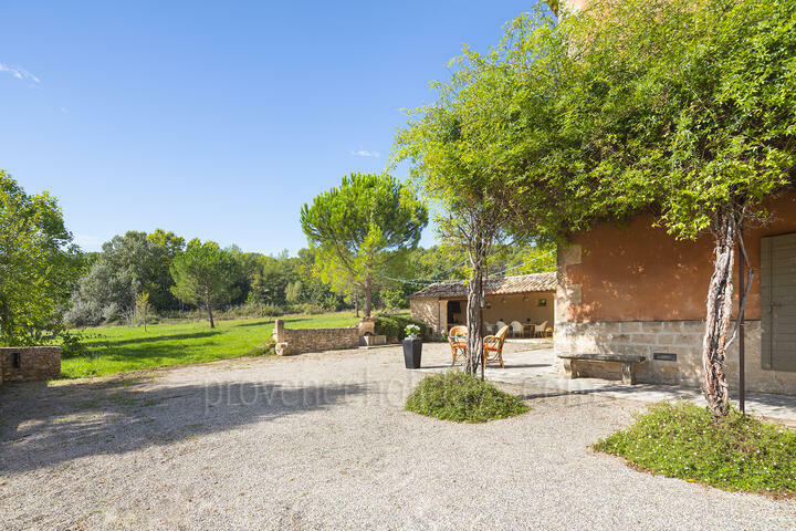 Country Home in the Luberon for Sale La Bastide des Sources: Exterior - 3