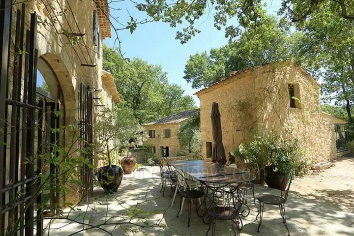 Rustic Hamlet with Heated Pool in the Luberon Le Mas Rustique: Exterior - 2