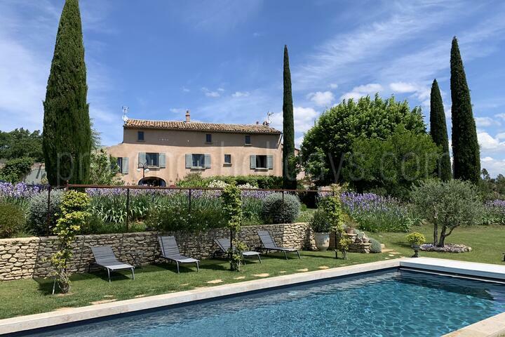 Authentic Farmhouse with Heated Pool in the Luberon
