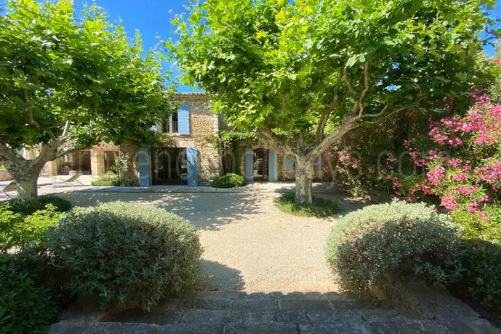 Farmhouse with Heated Pool in the Luberon