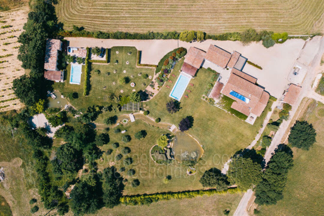 Prachtig Domaine met Twee Zwembaden in de Luberon 4 - Domaine de la Source: Villa: Exterior