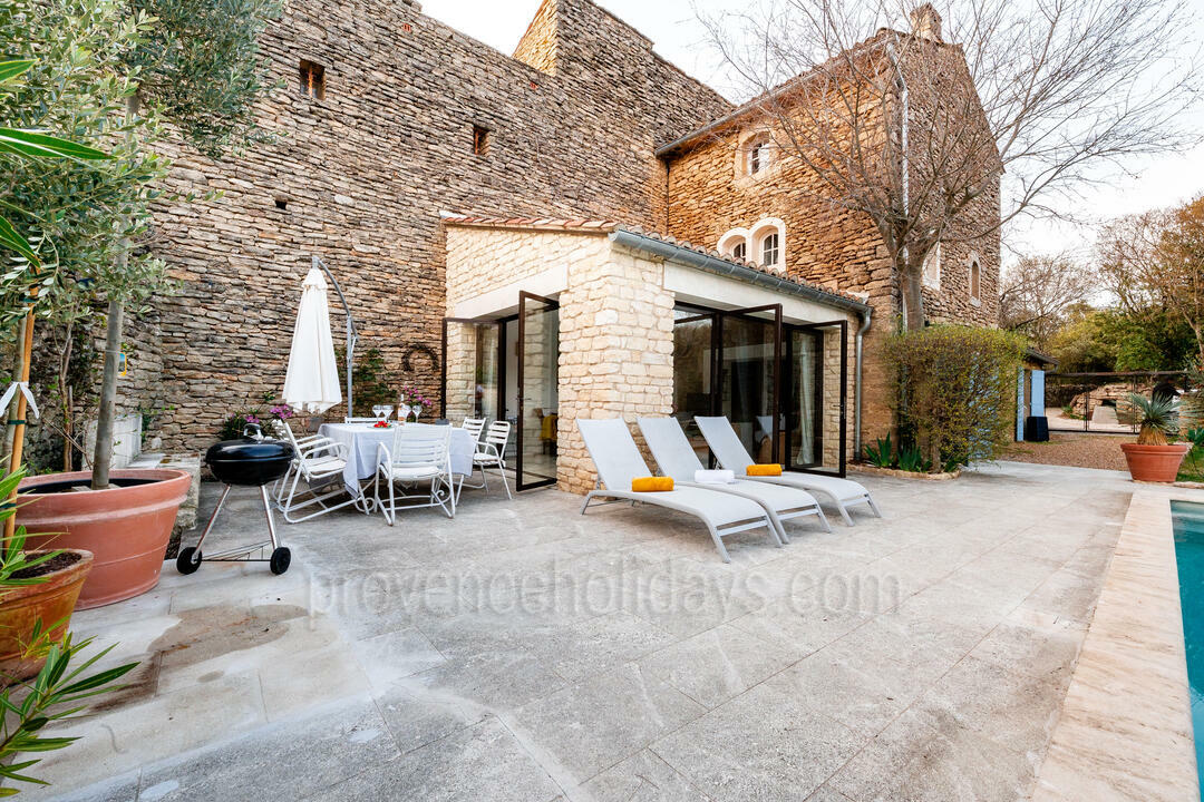 Charming Farmhouse with Heated Pool Located near Gordes 7 - Maison du Soleil: Villa: Exterior